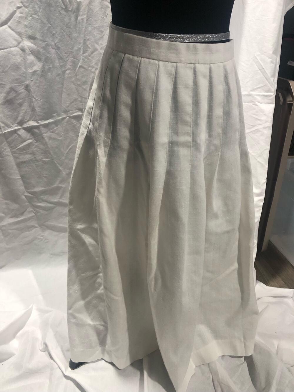 Vintage Ira Joyce white, mid length pleated semi circle skirt women's size 9/10